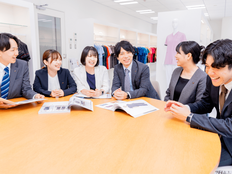 時代はいつも後からついてくる。白衣の歴史は、私たちの未来を刻む。