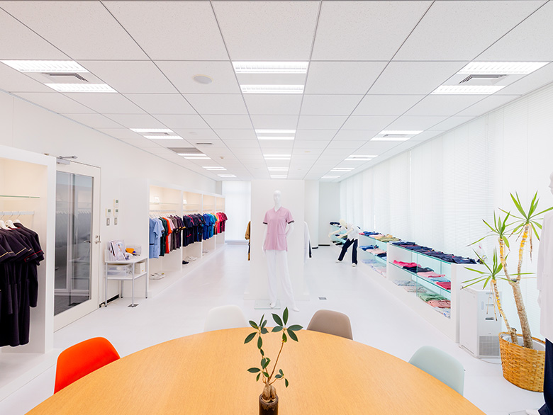 時代はいつも後からついてくる。白衣の歴史は、私たちの未来を刻む。