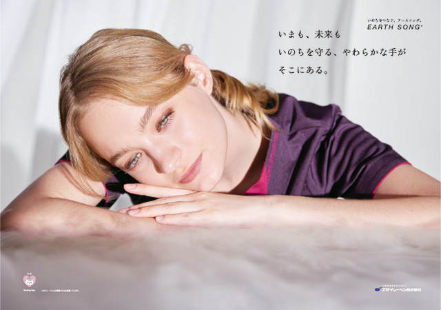白衣の人へ、ありがとう ドア横ポスター：「いまも、未来もいのちを守る、やわらかな手がそこにある。」